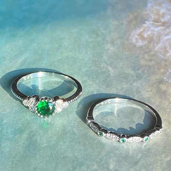 Jewelry - Silver double ring with green stones ✨💚💚